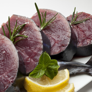 Con más proteínas, más barato y de temporada: así es el pescado español con el que sustituir al salmón 