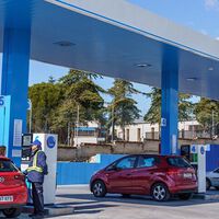 Sí, los combustibles están muy caros en España, y los impuestos suponen la mitad de su precio