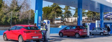 Sí, los combustibles están muy caros en España, y los impuestos suponen la mitad de su precio
