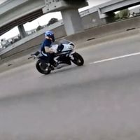 Este motorista irresponsable te enseña cómo es sobrevivir a un espantoso shimmy a más de 200 km/h 