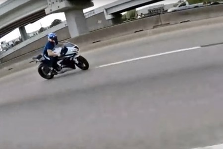 Este motorista irresponsable te enseña cómo es sobrevivir a un espantoso shimmy a más de 200 km/h