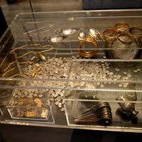 Este homem usou um detector de metais para buscar o martelo de seu amigo, mas acabou encontrando um tesouro que vale uma fortuna 