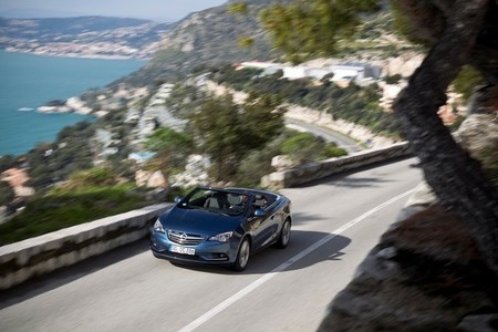 Opel Cabrio 2013 en carretera