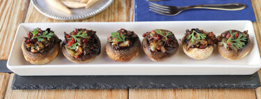 Champiñones rellenos en freidora de aire con sólo cuatro ingredientes: te resolverán la cena en minutos, con muchas proteínas y pocos hidratos