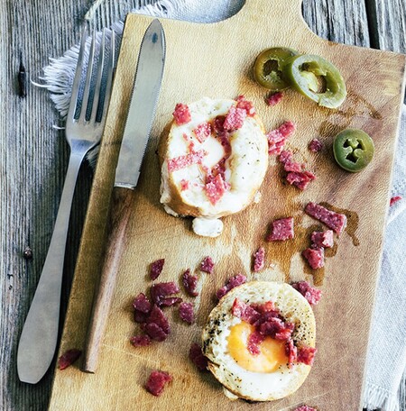 Huevos con salami en cazuelita de pan. Receta fácil para el desayuno