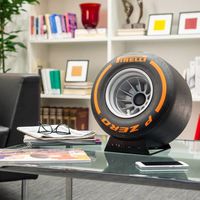 Este altavoz Bluetooth con forma de rueda de Fórmula 1 es lo último de iXOOST y Pirelli Design