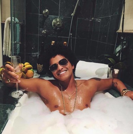 Baby news! Bruno Mars va a ser papá y Bradley Cooper tiene todo preparado para su bebé