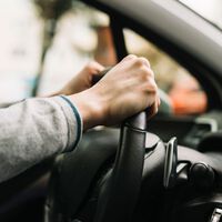 Cuando estás a punto de chocar, es muy probable que tu reacción sea un reflejo, ¿cuál es la posición ideal para reducir el riesgo de lesiones?
