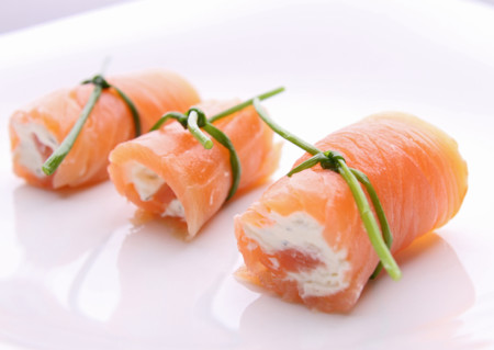 Cenas proteicas rápidas y fáciles: rollitos de salmón ahumado con gulas (VI)