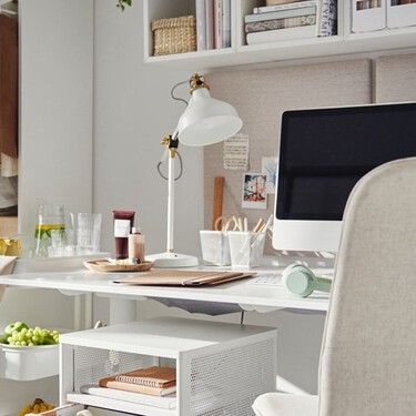 La solución de Ikea para mantener la mesa de trabajo organizada, limpia y sin ruido visual, por 12,99 euros