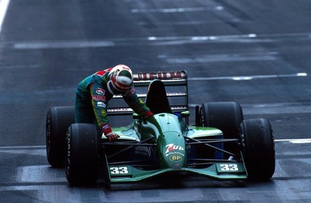 Andrea de Cesaris fallece en un accidente de moto a los 55 años de edad