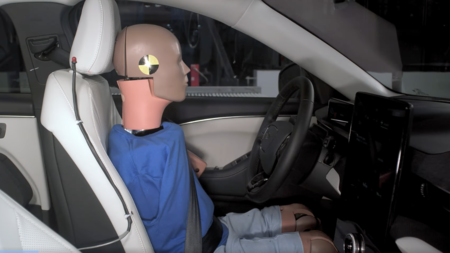 Usar solo dummies masculinos en las pruebas de choque está representando un gran problema para las mujeres