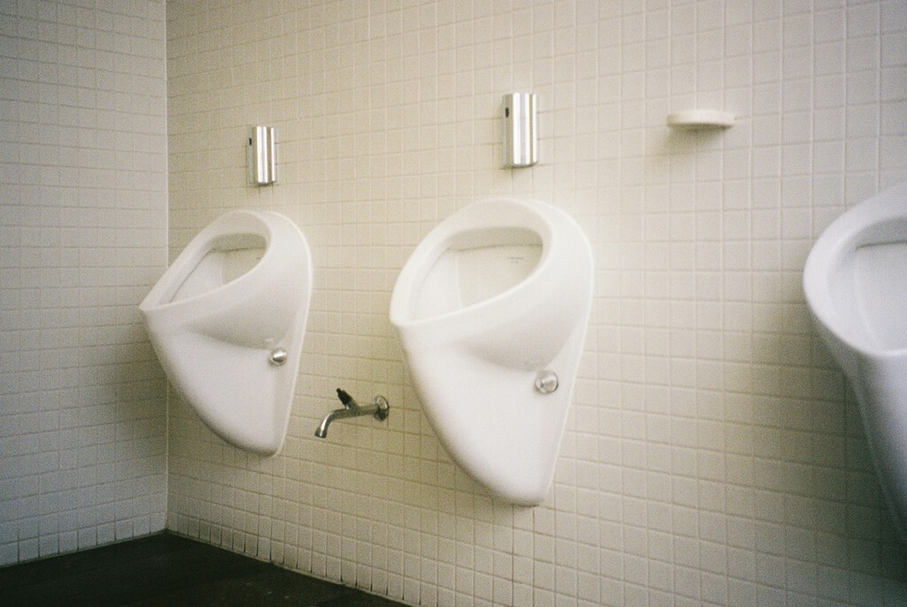 Cada vez más hombres mean sentados en lugar de hacerlo de pie. La ciencia sabe que es una buena idea