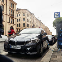 El BMW 225xe Active Tourer se renueva: un coche híbrido enchufable con hasta 57 km de autonomía eléctrica