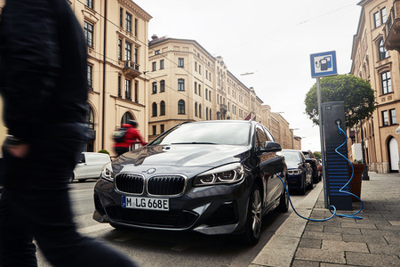 El BMW 225xe Active Tourer se renueva: un coche híbrido enchufable con hasta 57 km de autonomía eléctrica