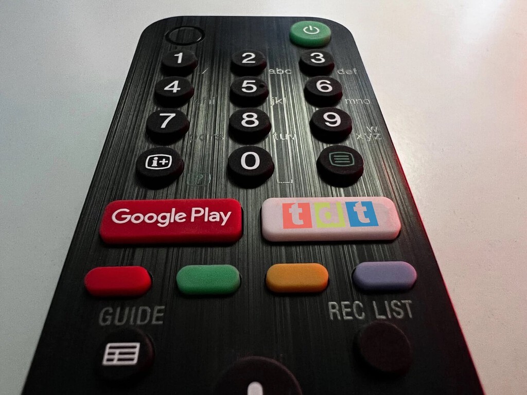 Tu televisor esconde un menú de la TDT que quizás no conocías: qué es HbbTV y cómo acceder a programas pasados sin decodificador 