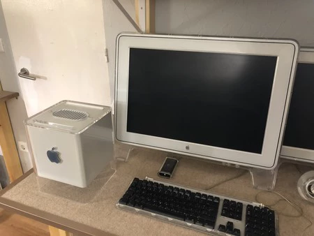 ここにあるのは Power Mac G4 で、その「キューブ」からモジュラー アクセスを備えた Mac を取り外すことができます。