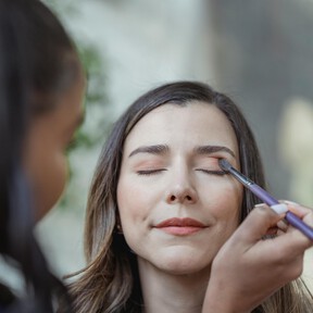Las pieles maduras deben adaptar su rutina de maquillaje y apostar por fórmulas ligeras