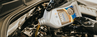 Si no entiendes los números de la garrafa de aceite que compras en la gasolinera para tu coche, esta es la solución definitiva para no equivocarte 