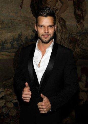 Ricky Martin, un pedazo de papá por partida triple