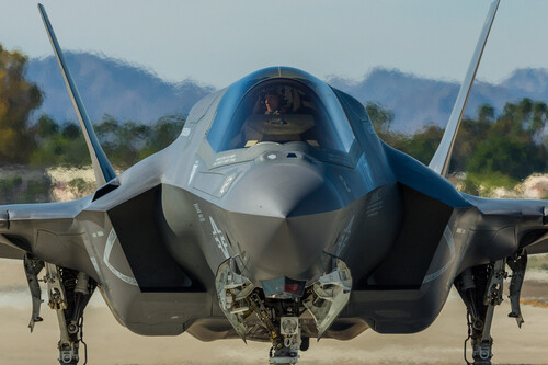 Os caças F-35 e os mísseis balísticos dos Estados Unidos na China. Imagem: Jasper Nance