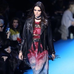 Foto 4 de 10 de la galería elie-saab-nos-presenta-su-lado-bohemio-mas-rockero-en-su-desfile-otono-invierno-2016-2017-amor-puro en Trendencias