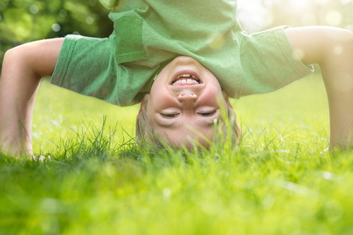 ¿A tu hijo le han aparecido manchas blancas en los dientes definitivos? Quizá no se los esté cepillando correctamente 