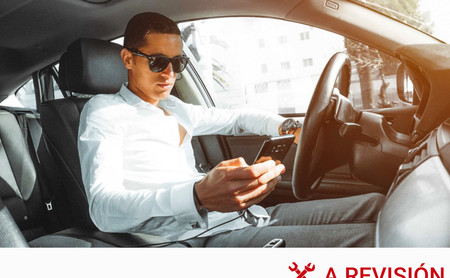 Cuál es la multa por usar el móvil en el coche mientras estoy en un semáforo en rojo 