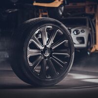 Estas son las llantas de fibra de carbono más grandes de la historia para un coche de serie, y son obra de Bentley