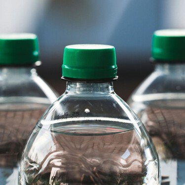 No la tires: 3 trucos caseros para aprovechar la parte superior de una botella de plástico en casa 