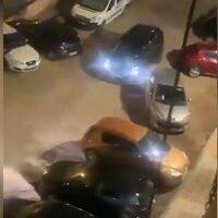 Sus vecinos están hartos: usa su segundo coche solo para guardar el sitio ocupando dos plazas. "Dice que los sitios son suyos"