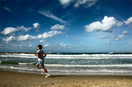 Correr por la playa quema más calorías. Operación bikini