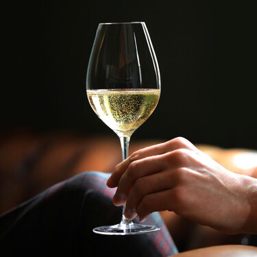 La mejor manera de servir champán (o cualquier espumoso) es en una copa húmeda y la física tiene la culpa: se llama nucleación