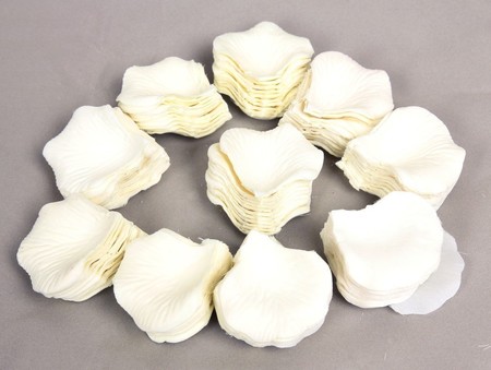 Ideal para bodas, comuniones, aniversarios... set de 1000 pétalos de rosa artificiales en color blanco por 0,89 euros en Amazon