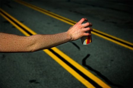 La manía de no beber agua mientras corremos, un error en toda regla
