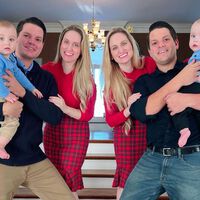 Unas gemelas idénticas casadas con gemelos idénticos tuvieron bebés casi al mismo tiempo y viven todos juntos