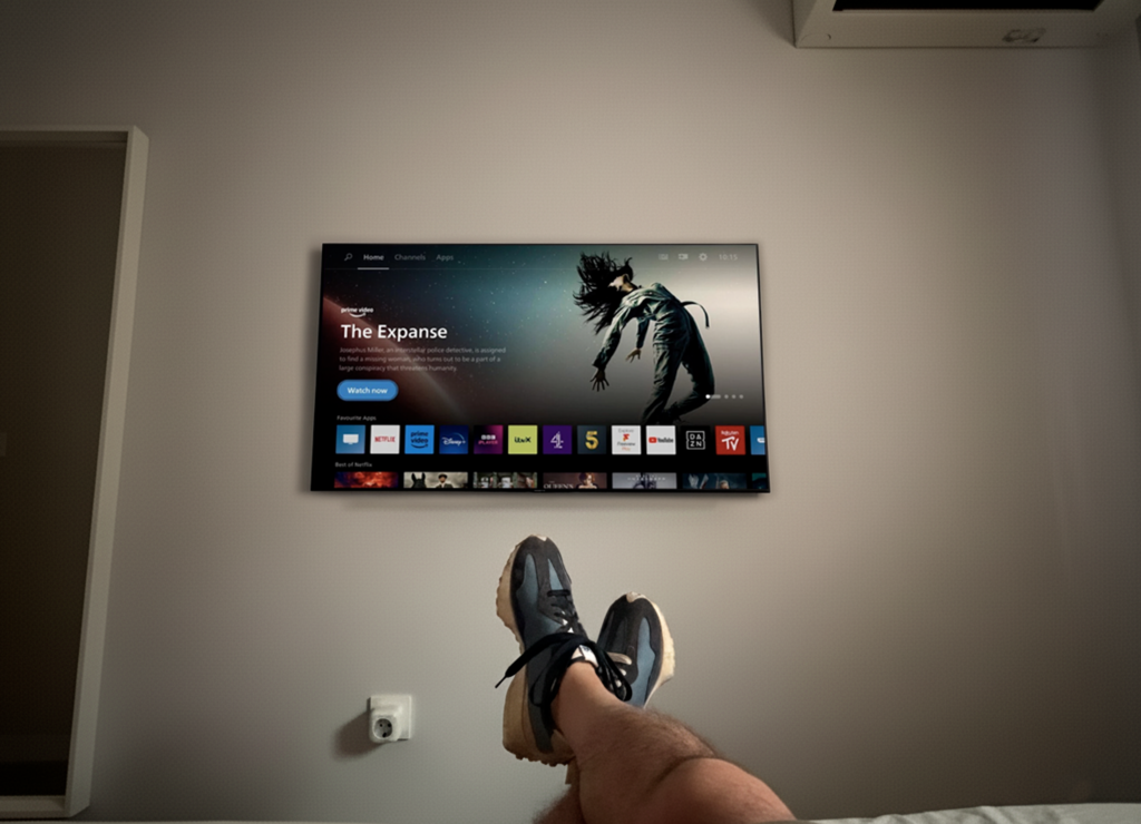 Colgar la tele en el dormitorio tiene truco: esta es la altura correcta para verla cómodamente desde la cama