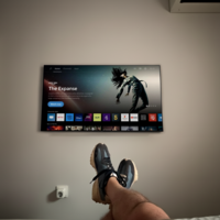 Colgar la tele en el dormitorio no es tan fácil como parece: esta es la altura perfecta para hacerlo bien