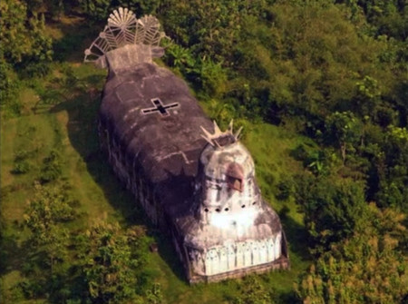 La iglesia más friki del mundo tiene forma de gallina, debió ser paloma y no una iglesia