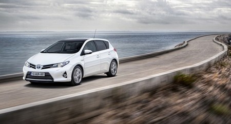 El Toyota Auris Híbrido, berlina y Touring Sports, reduce ligeramente su consumo y emisiones