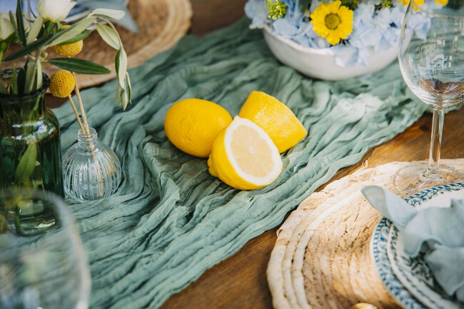 Mesa de jardín con dos limones