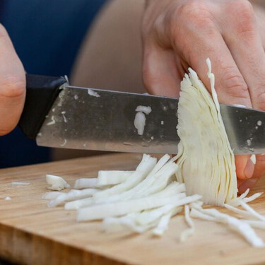 Mi tía me enseño el truco definitivo para que mi tabla de picar no baile. Puede evitar accidentes