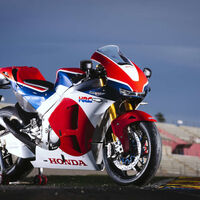 Hace 14 años, a alguien en Japón se le ocurrió hacer 200 copias de una MotoGP para calle.  Fue la Honda (y la moto) más pasional y preciosa de la historia 