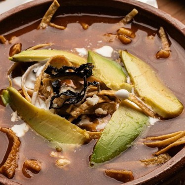 Te enseño la receta de sopa azteca con su quesito y aguacate lista en 20 minutos