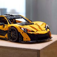 Te vas a dejar el sueldo y lo sabes: el nuevo McLaren P1 de LEGO tiene alerón funcional y un impresionante V8 en miniatura