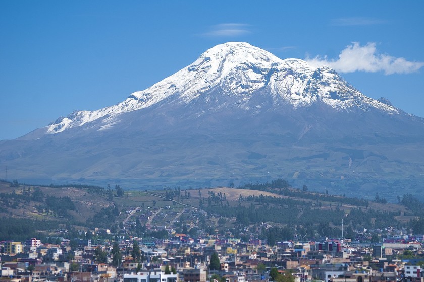 La cumbre montañosa a más distancia del centro de la Tierra no es la que estás imaginando