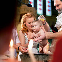 Un bebé de seis semanas muere ahogado tras ser sumergido en agua durante su bautizo ortodoxo 