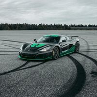 A 275 km/h... ¡marcha atrás! La última locura del Rimac Nevera para anotarse otro Récord Guinness