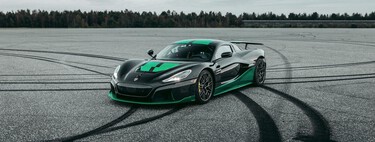 A 275 km/h... ¡marcha atrás! La última locura del Rimac Nevera para anotarse otro Récord Guinness