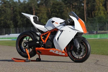 KTM 990 SMT ABS y KTM RC8 R Track, una actualización y un lujo a partes iguales